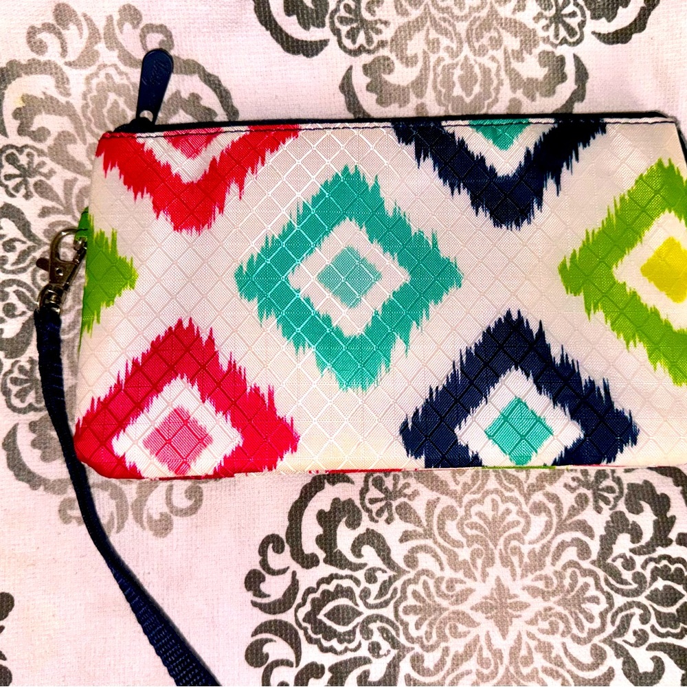 Thirty-One Easy Going Wristlet in Candy Diamond